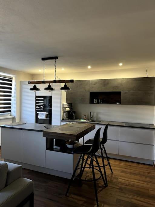 Modern Apartment In City Centre Банська Бистриця Екстер'єр фото